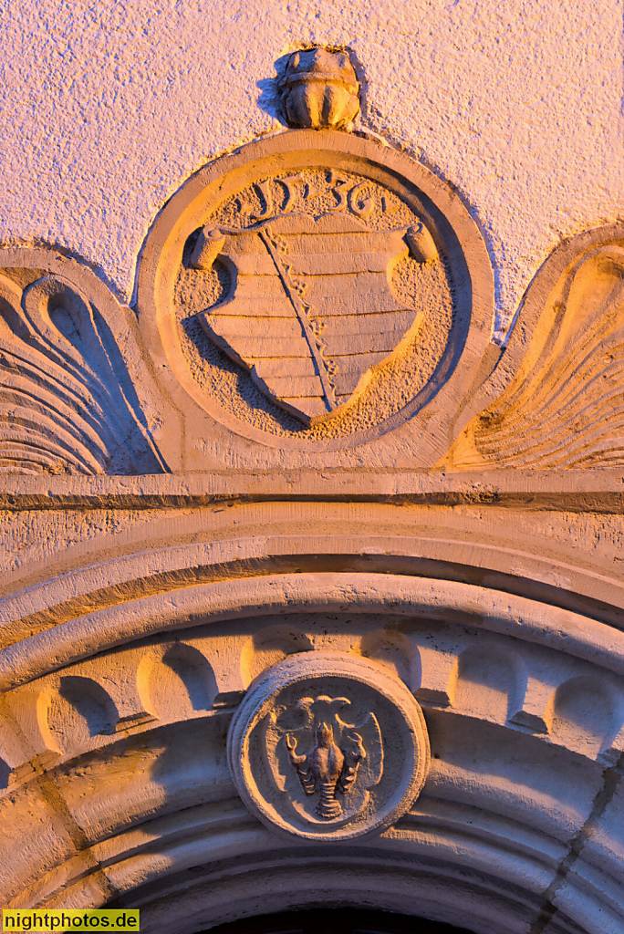 Meißen. Sitznischenportal in einem Wohnhaus mit Ladenlokal erbaut 1536 im Renaissancestil. Burgstrasse 9