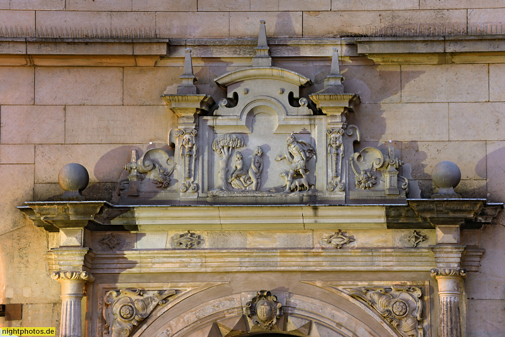 Meißen. Hirschhaus. Gasthaus Zum Roten Hirsch. Wohn- und Geschäftshaus erbaut 1624 in Neurenaissance. Renoviert 1901. Markt 2. Portal