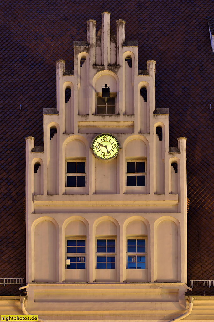Meißen Rathaus. Spätgotisch erbaut 1472-1480 unter Mitwirkung von Arnold von Westfalen als kursächsischer Landesbaumeister. Stufengiebel mit Uhr. Markt 1