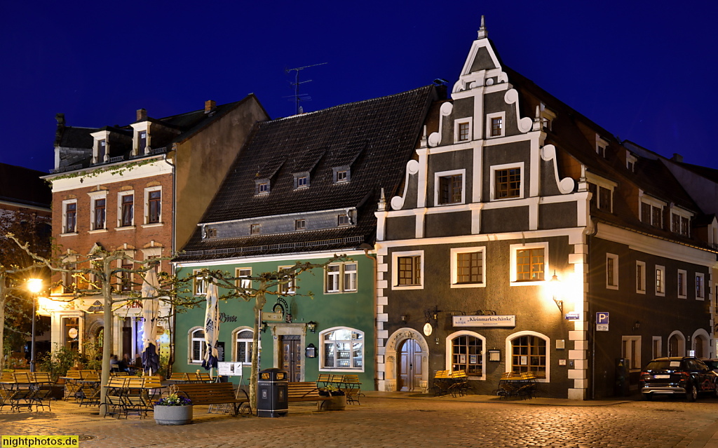 Meißen. Randbebauung Kleinmarkt. Gastronomie in mittelalterlichen Gebäuden mit Schleppgauben, Gaubenband und Volutengiebel