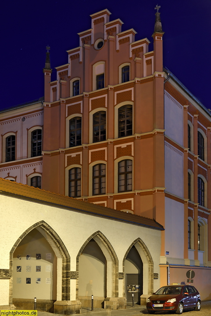 Meißen. Familienamt. Erbaut 1855-1857 als 'Rote Schule' von Carl August Schramm in Neugotik. Davor Verbindungsbau mit Arkaden zum Stadtarchiv und -bibliothek. Schulplatz 5