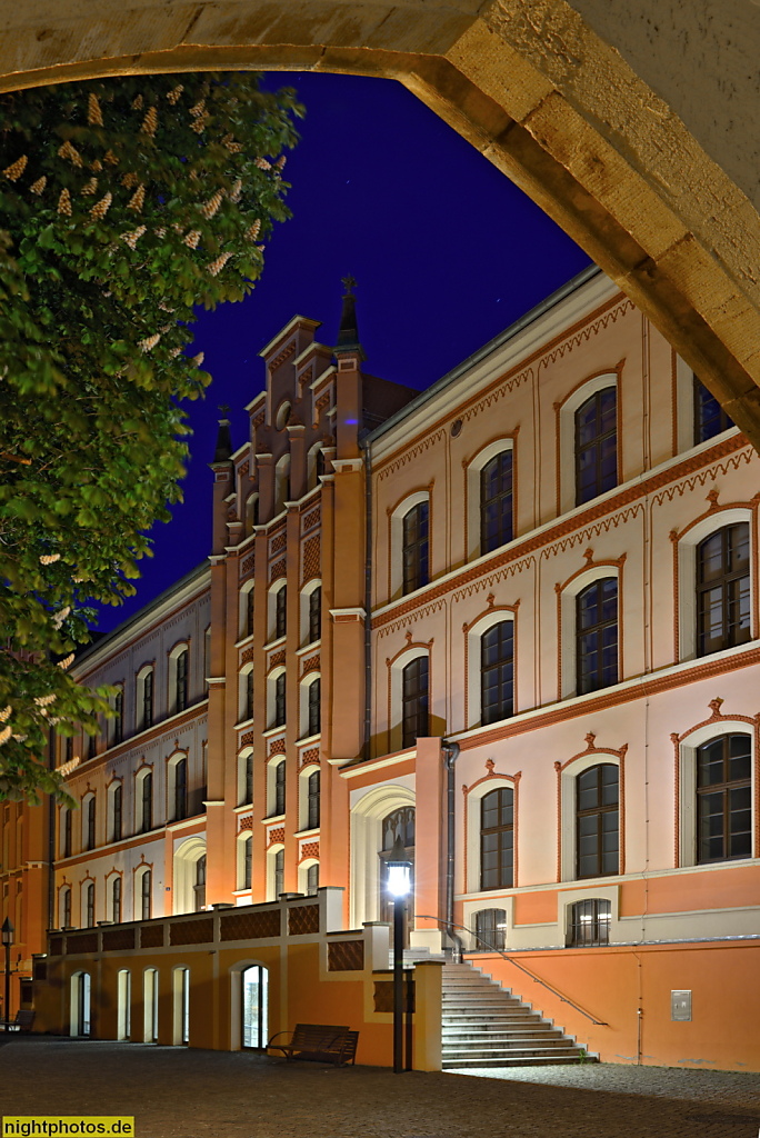 Meißen. Familienamt. Erbaut 1855-1857 als 'Rote Schule' von Carl August Schramm in Neugotik. Davor Verbindungsbau mit Arkaden zum Stadtarchiv und -bibliothek. Schulplatz 5