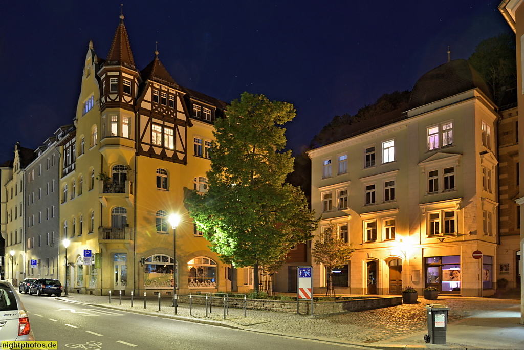 Meissen. Mietshaus erbaut nach 1900 im Späthistorismus mit Jugendstildekor Ecktuermchen Schweifgiebel Zierfachwerk. Neugasse 32