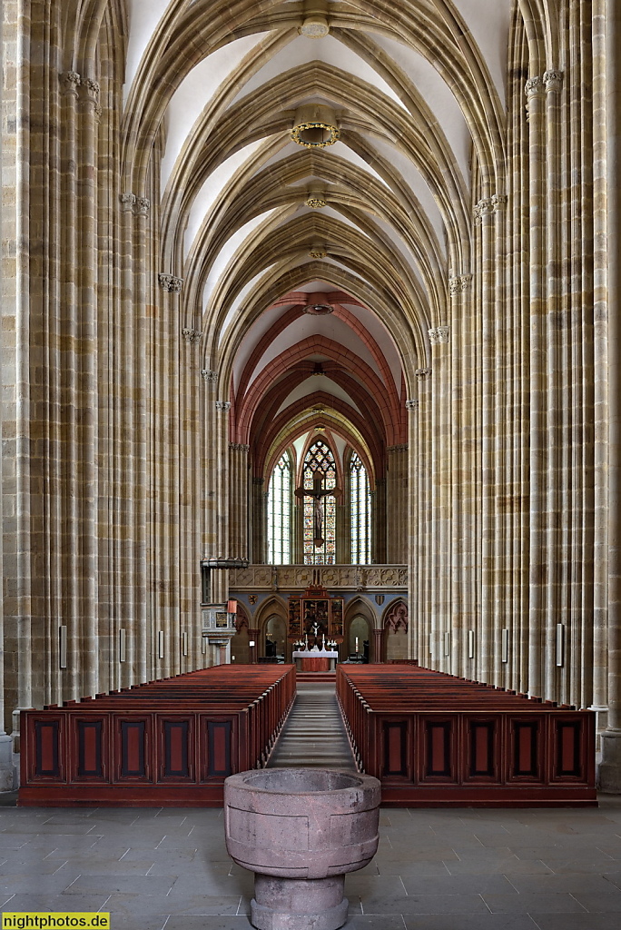 Meißner Dom. Dreischiffige gotische Hallenkirche. Erbaut 1266-1293. Retabel von 1490. 1526 Kreuzaltar vor Lettner. Hauptschiff mit Taufbecken