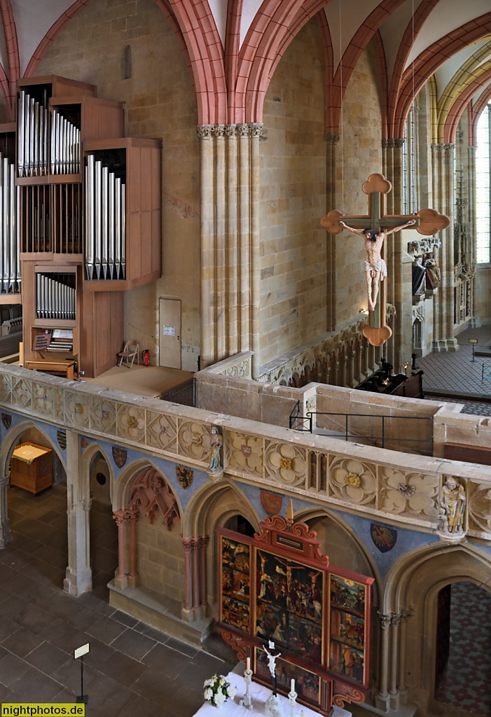 Meißner Dom. Dreischiffige gotische Hallenkirche. Erbaut 1266-1293. Blick von der Johanneskapelle auf Altar Retabel Lettner Triumphkreuz Chorraum und Eule-Orgel von 1972