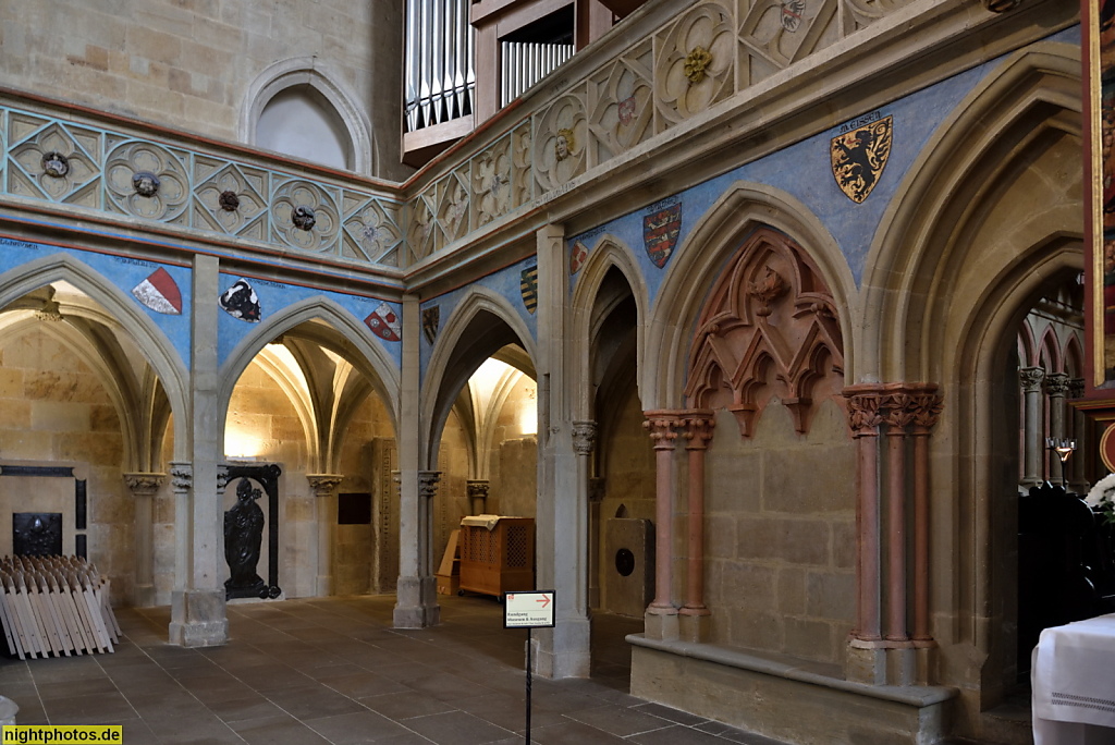 Meißner Dom. Dreischiffige gotische Hallenkirche. Erbaut 1266-1293. Lettner mit seitlichen Arkaden. Masswerk Fries und Blendbogen. Wappengalerie