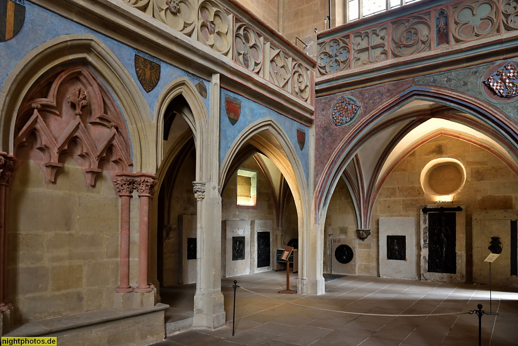 Meißner Dom. Dreischiffige gotische Hallenkirche. Erbaut 1266-1293. Lettner mit seitlichen Arkaden. Masswerk Fries und Blendbogen. Wappengalerie