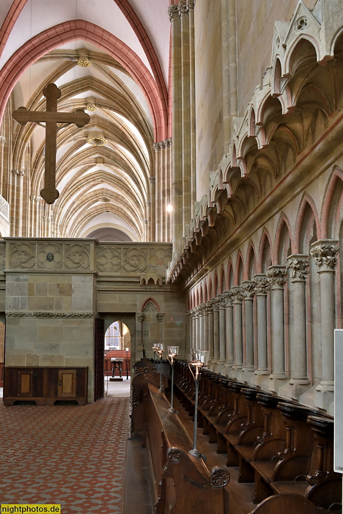 Meißner Dom. Dreischiffige gotische Hallenkirche. Erbaut 1266-1293. Chorgestuehl im Chorraum. Verdachte säulengestützte Blendbogengalerie. Lettner und Triumphkreuz