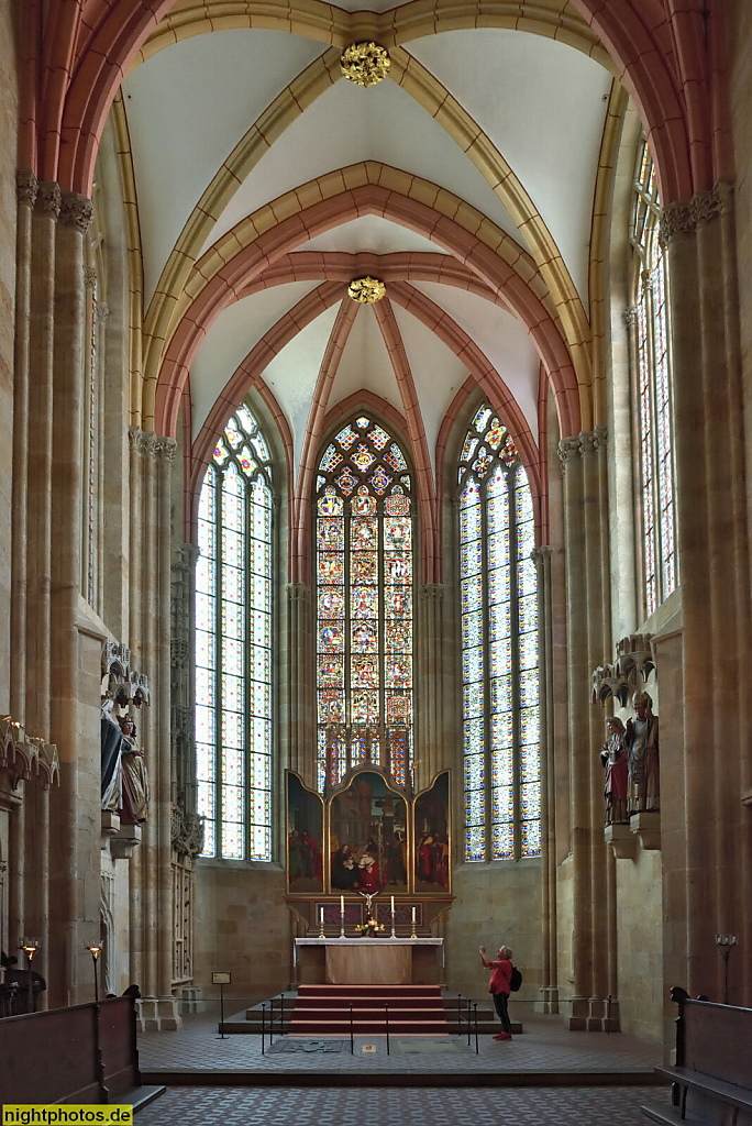 Meißner Dom. Dreischiffige gotische Hallenkirche. Erbaut 1266-1293. Chorraum mit Hochaltarretabel und Skulpturen des Kaiserpaar und der Dompatrone. Stern- und Kreuzrippengewölbe