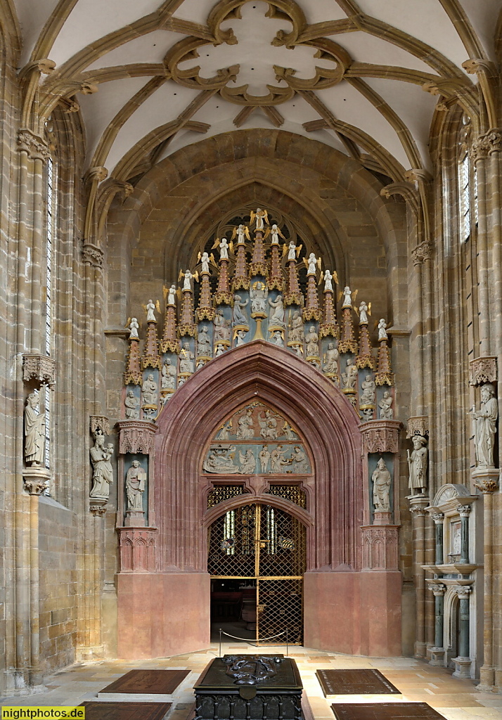 Meißner Dom. Anbau Fürstenkapelle als Begräbniskapelle der Wettiner erbaut 1425 für Friedrich der Streitbare. Netzgewölbe mit Maßwerk. Tympanon und Portalgewände mit Figurenschmuck von 1370