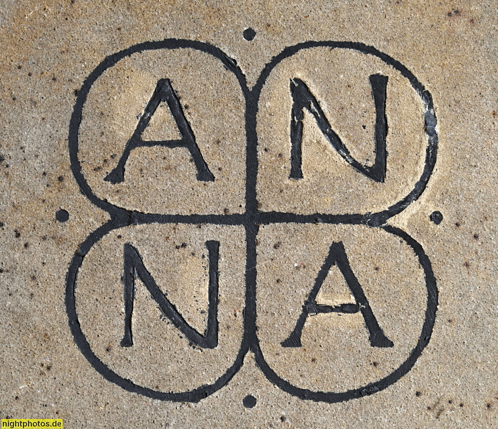 Meißner Dom. Dreischiffige gotische Hallenkirche. Erbaut 1266-1293. Anbau Fürstenkapelle. Fussbodenplatte mit Signatur 'ANNA'