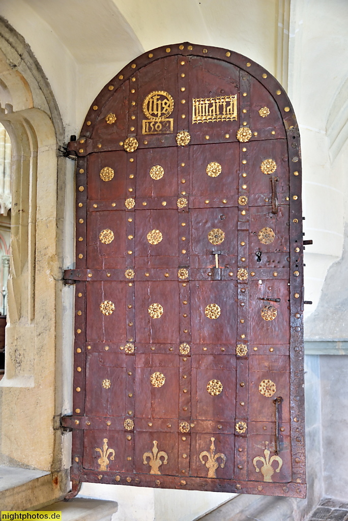 Meißner Dom. Dreischiffige gotische Hallenkirche. Erbaut 1266-1293. Historische Tür mit massiven Beschlägen zur Sakristei und zum Chorumgang