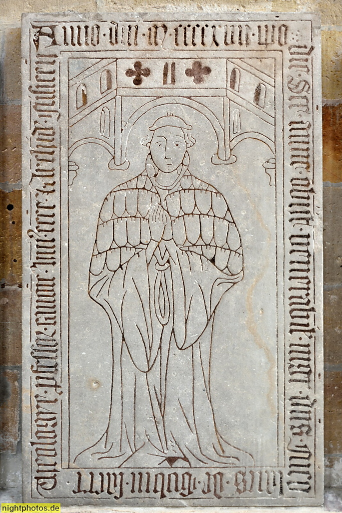 Meißner Dom. Dreischiffige gotische Hallenkirche. Erbaut 1266-1293. Allerheiligenkapelle an der Ostseite des Kreuzgangs erbaut um 1280. Grabplatte im 'Raum der Stille'