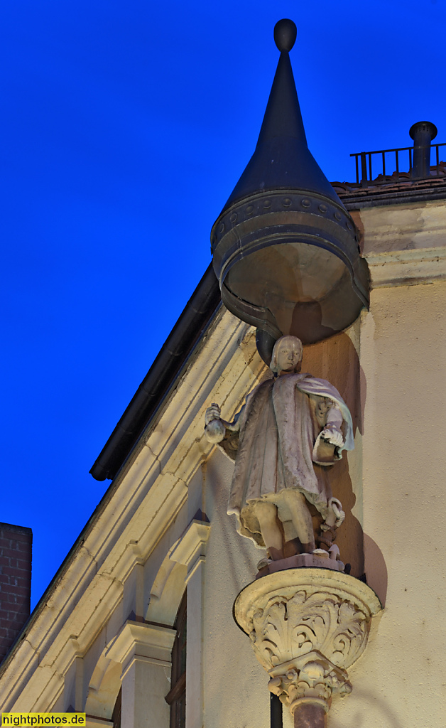 Meißen. Altstadt. Commerzbank. Wohn- und Geschäftshaus. Umbau 1900. Neurenaissance. Figuraler Fassadenschmuck