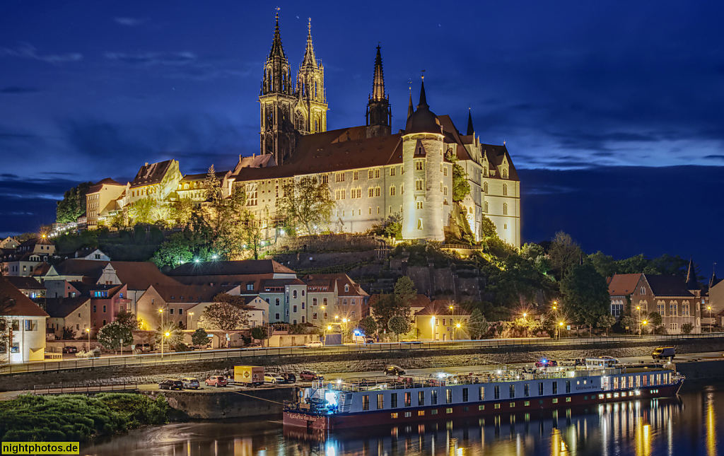 Meißen. Albrechtsburg. Meißner Dom. Bischofsschloss auf dem Burgberg. Mittelalterliches Ensemble aus der Zeit von 1471-1524. Davor Elbe mit Hotelschiff 'Katharina von Bora'