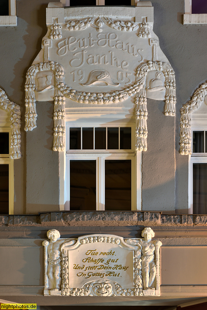 Meißen. Wohn- und Geschäftshaus erbaut 1905 in Neobarock mit Jugendstilelementen. Stuckrelief mit Festons und plastischem Figurenschmuck in der Elbstrasse 15