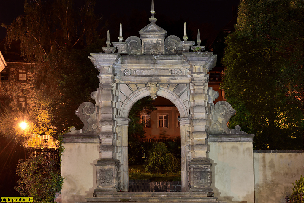 Meißen. Tuchmachertor. Erstbau 1600 im Stil der Renaissance mit fünf Obelisken. Wiederaufbau 1955-1956 durch das Nationale Aufbauwerk der DDR. An der Frauenkirche