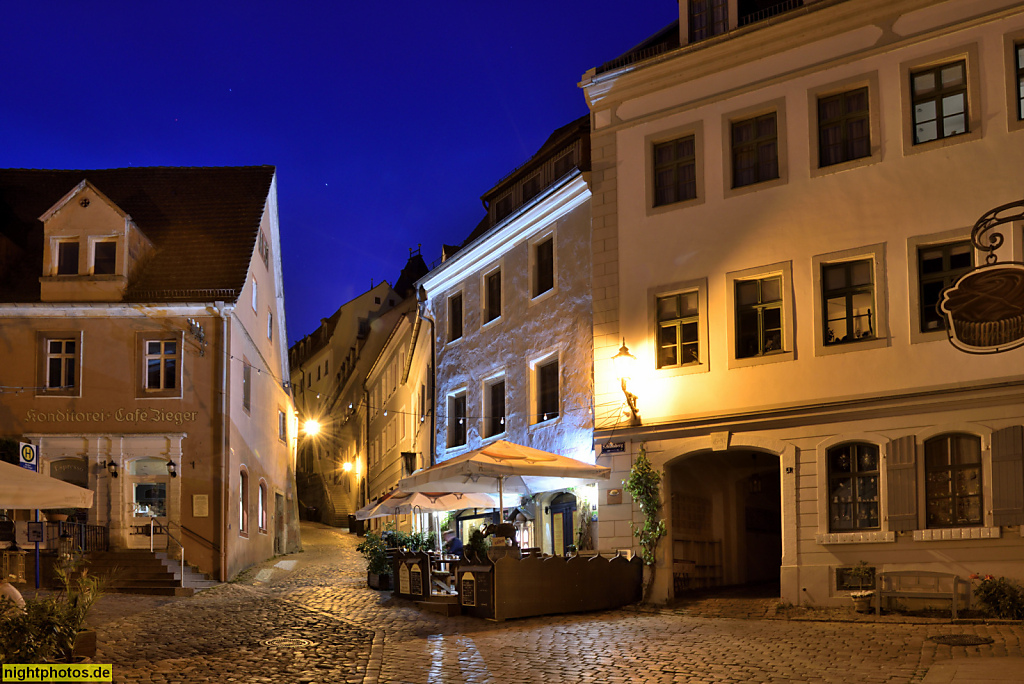 Meissen. Altstadt. Blick in die Hohlgasse zwischen Cafe Zieger Hohlweg 1 und Pension Fuchshöhl Hohlweg 7. Hohlweg 1 erbaut 1826. Konditorei und Cafe seit 1844. Spezialität 'Meissner Fummel'. Gegenüber Hohlweg 7 erbaut 1536