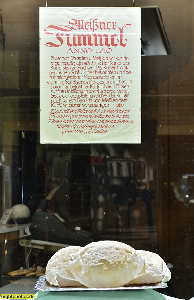 Meissen. 'Meissner Fummel' als Spezialität der Konditorei Zieger. Auslage im Schaufenster Hohlweg 1