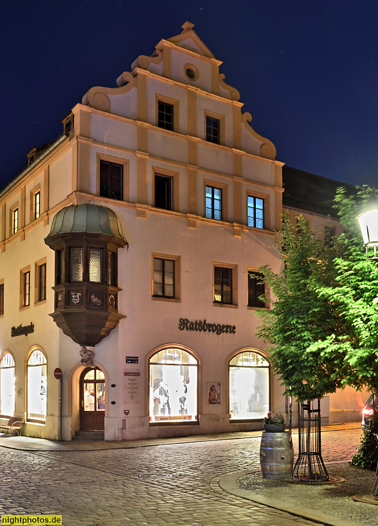 Meissen. Ratsdrogerie mit Eckerker und Volutengiebel im Stil der Renaissance. Fenstergewand. Erbaut 1585. Umbau 1817. Goernische Gasse 1 Ecke Fleischergasse 10