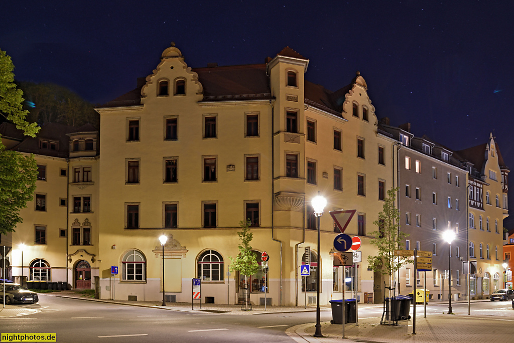 Meissen. Mietshaus ehemals Hotel Alberthof mit Eckerker und Schweifgiebeln erbaut 1897-1898 im Stil der Gründerzeit. Neugasse 30 mit Klavierhaus Trobisch