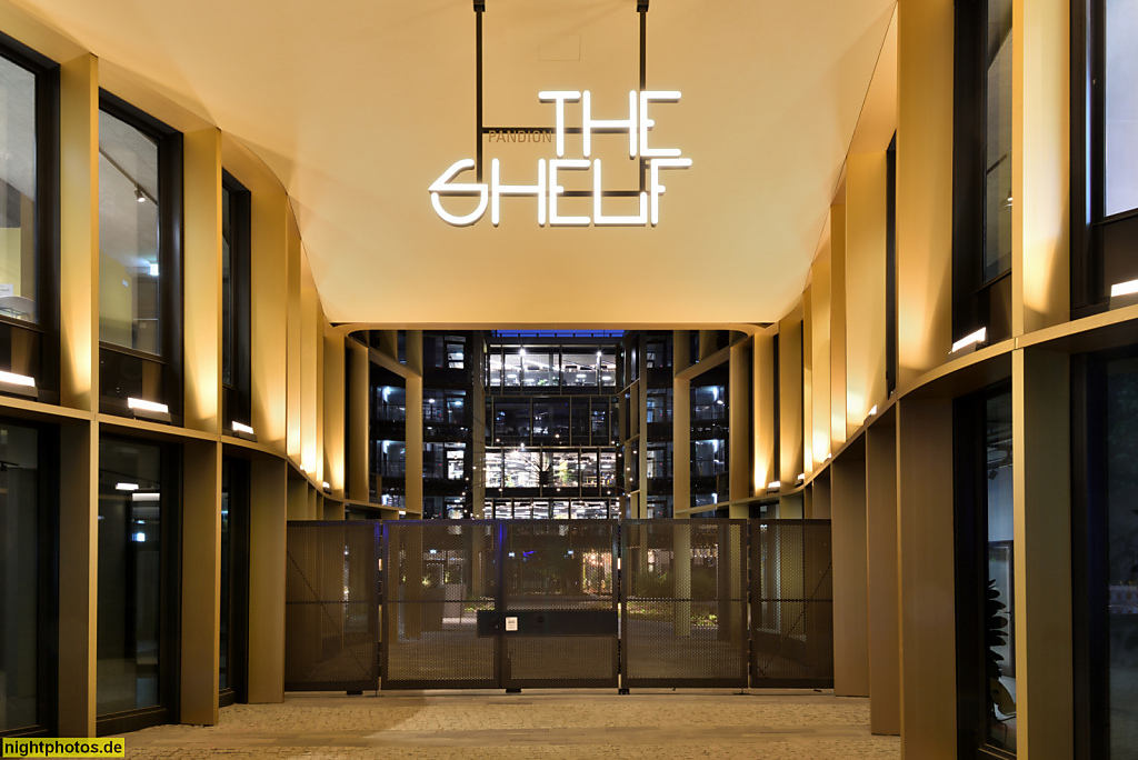 Berlin Kreuzberg. Bürogebäude 'The Shelf' erbaut von kadawittfeldarchitektur für Projektentwickler Pandion. Innenhof von ST raum a. Landschaftsarchitektur. Prinzenstrasse 89