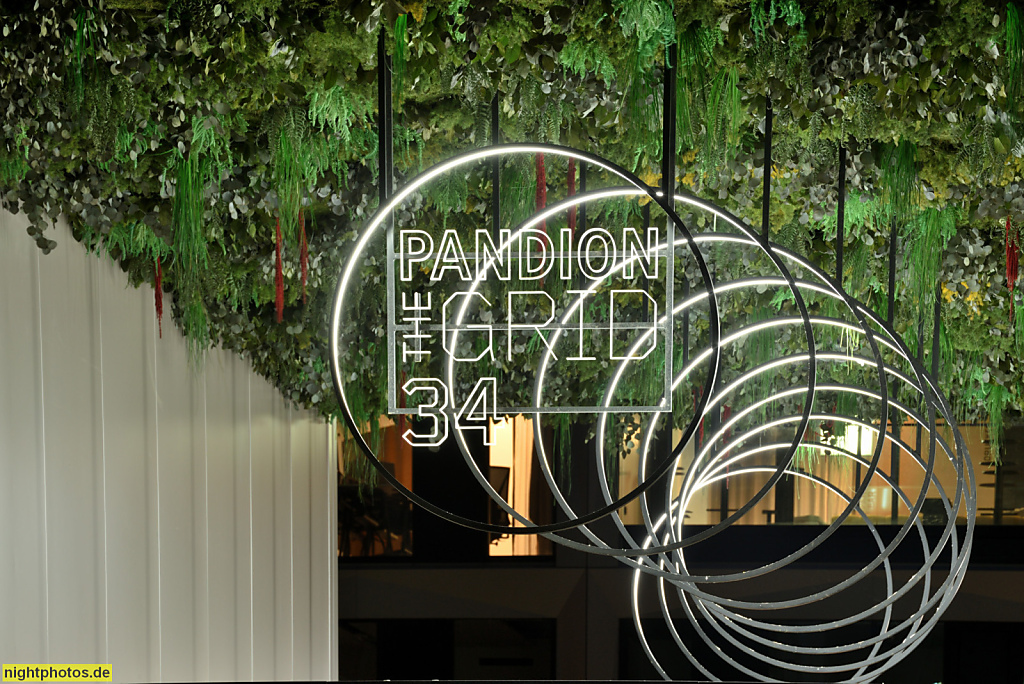 Berlin Kreuzberg. Bürogebäude 'The Grid' erbaut 2017-2021 von Eike Becker Architekten mit begrünter Durchfahrt. Prinzenstrasse 34