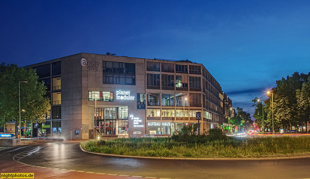 Berlin Kreuzberg. Aufbau Haus 85 erbaut 2009-2011 von Clarke und Kuhn Architekten. Aufbau Haus 84 erbaut 2013-2015 von Barkow Leibinger am Moritzplatz für Modulor GmbH