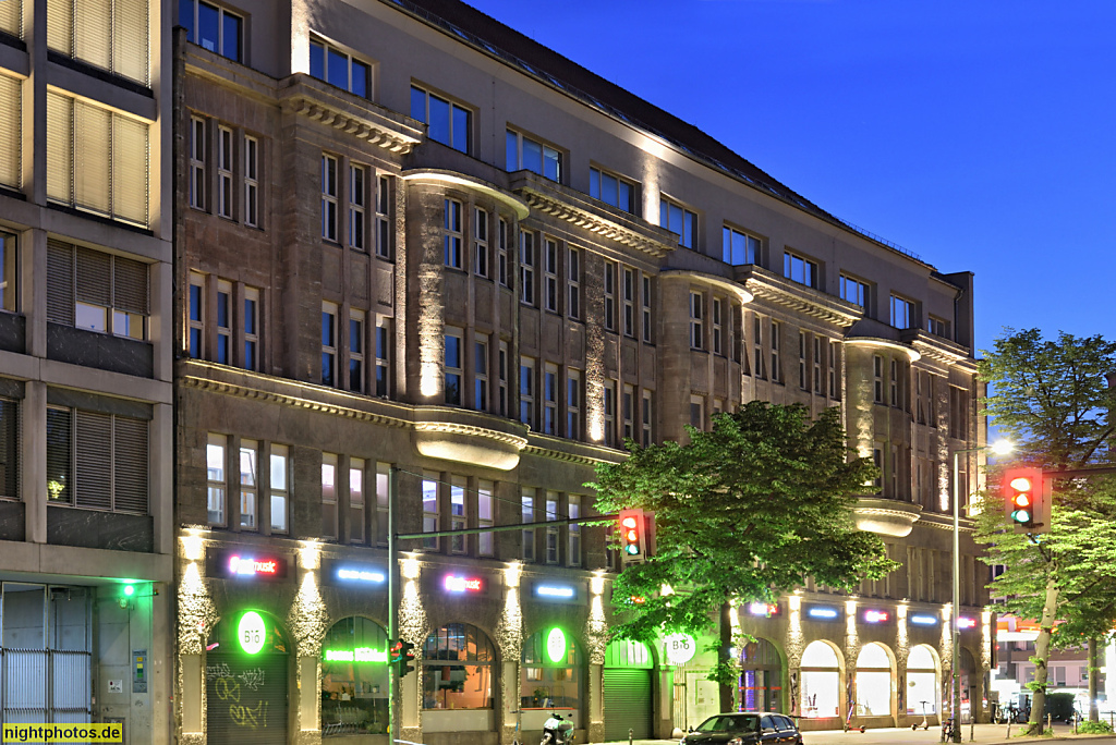 Berlin Kreuzberg. Elsner-Haus erbaut 1912-1914 von Paul Karchow für Buchdruckerei und Verlagsbuchhandlung O. Elsner AG. Muschelkalkfassade. Oranienstrasse 140-142. Heute Geschäftshaus von Just Music