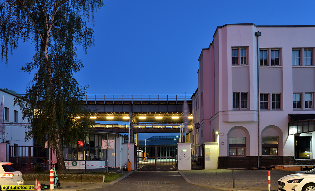 Berlin Kreuzberg. Veranstaltungsgelände Station Berlin. Bis 1997 Paketbahnhof. Erbaut 1908-1913 von Hermann Struve und Wilhelm Walter als Postgüterbahnhof. Einfahrt mit Pförtnerhaus