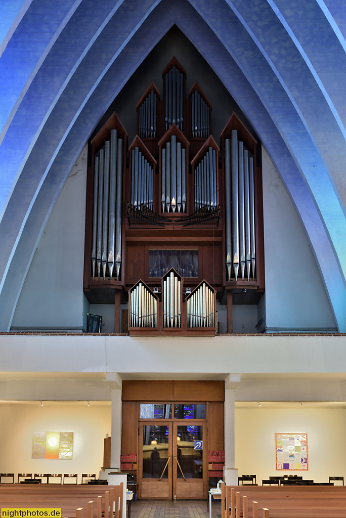 Berlin Wilmersdorf. Kirche am Hohenzollernplatz. Erbaut 1930-1933 von Fritz Höger und Ossip Klarwein. Orgelempore mit Orgel von der Orgelbaufirma Kemper und Sohn 1964-1966 und 1975. Instandsetzung und Umbau 1990-1992 von BASD Architekten