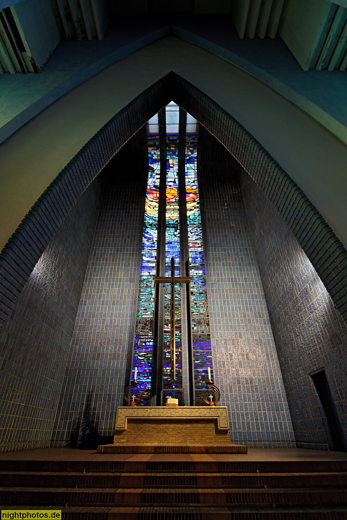 Berlin Wilmersdorf. Kirche am Hohenzollernplatz. Erbaut 1930-1933 von Fritz Höger und Ossip Klarwein. Expressionismus. Altarfenster 1965 von Sigmund Hahn. Instandsetzung und Umbau 1990-1992 von BASD Architekten