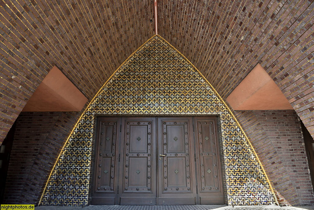 Berlin Wilmersdorf. Kirche am Hohenzollernplatz. Erbaut 1930-1933 von Fritz Höger und Ossip Klarwein. Expressionismus. Portal. Wiederaufbau 1959-1961. Instandsetzung und Umbau 1990-1992 von BASD Architekten