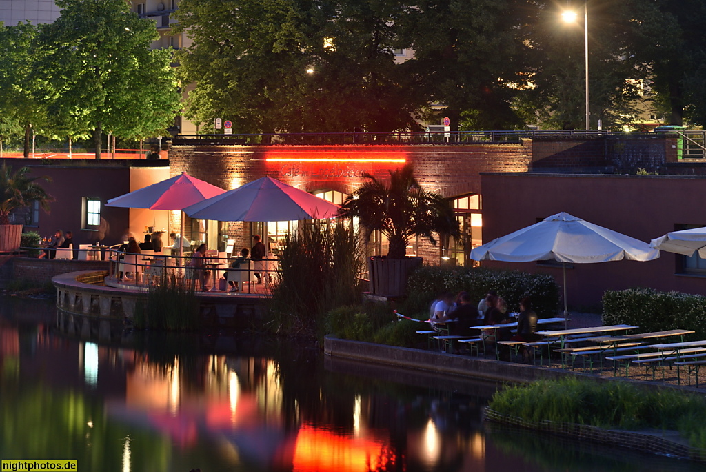 Berlin Mitte. Cafe am Engelbecken. Ehemaliger Luisenstädtischer Kanal angelegt 1848-1852 von Peter Joseph Lenne. Umbau 1929-1932 von Erwin Barth und Hans Martin. Michaelkirchplatz