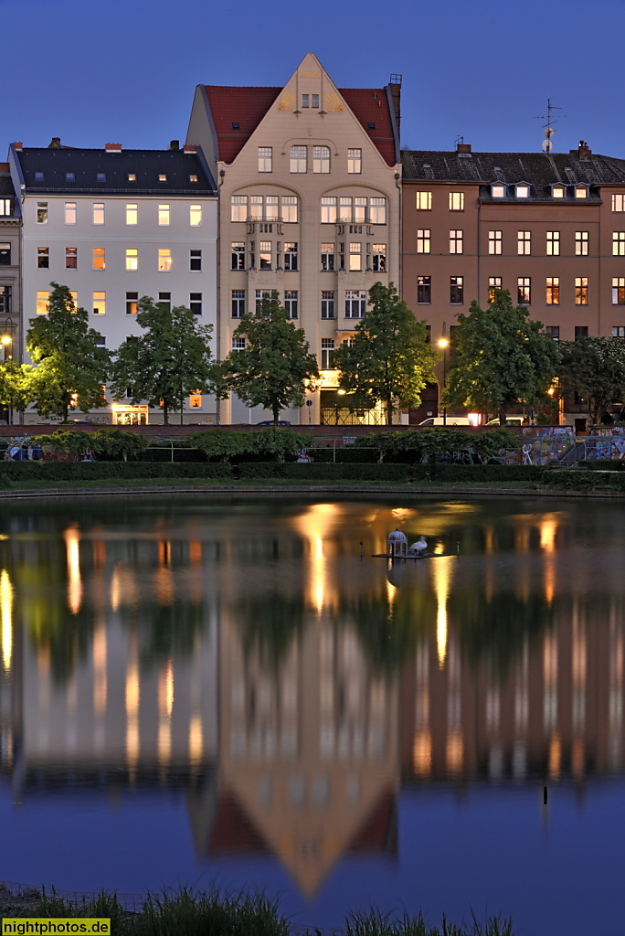 Berlin Mitte und Kreuzberg. Engelbecken. Ehemaliger Luisenstädtischer Kanal angelegt 1848-1852 von Peter Joseph Lenne. Umbau 1929-1932 von Erwin Barth und Hans Martin. Leuschnerdamm 9-13