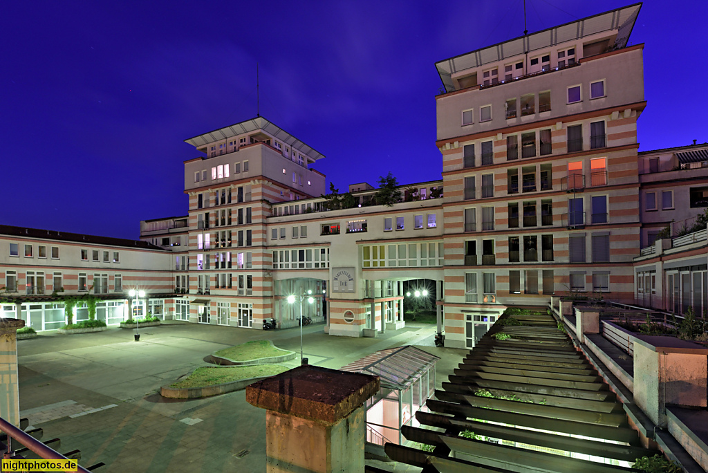 Berlin Marienfelde. Marienfelder Tor. Wohnsiedlung erbaut 1995 von Architekt Carl-August von Halle. Marienfelder Allee 212