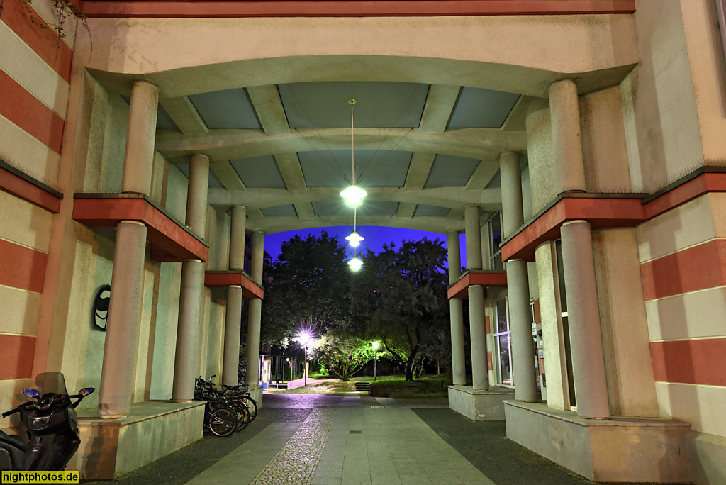 Berlin Marienfelde. Marienfelder Tor. Wohnsiedlung erbaut 1995 von Architekt Carl-August von Halle. Marienfelder Allee 212. Hofdurchfahrt