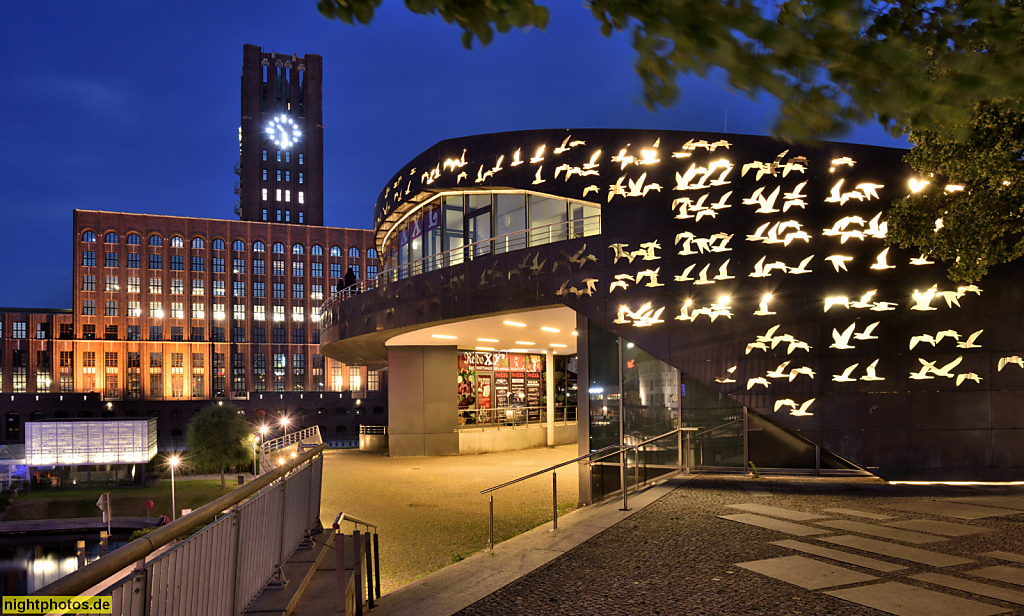 Berlin Tempelhofer Hafen. Gastronomie vor Ullsteinhaus. Hafen erbaut 1901-1908 von Havestadt und Contag. Umbau 2007-2009 geplant von West 8 landscape architects bv. Ullsteinhaus erbaut 1925-1927 von Eugen Schmohl