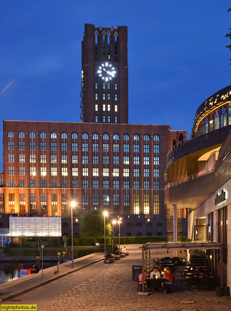 Berlin Tempelhofer Hafen. Ullsteinhaus. Hafen erbaut 1901-1908 von Havestadt und Contag. Umbau 2007-2009 geplant von West 8 landscape architects bv. Ullsteinhaus erbaut 1925-1927 von Eugen Schmohl