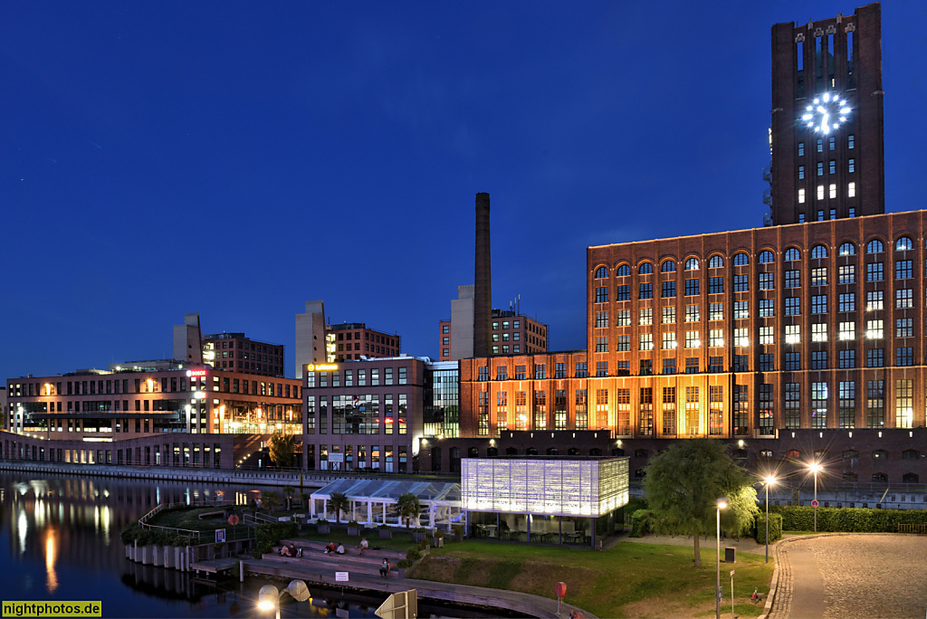 Berlin Tempelhofer Hafen. Hafenbecken mit Event Location iLand. Hafen erbaut 1901-1908 von Havestadt und Contag. Umbau 2007-2009 geplant von West 8 landscape architects bv. Hinten Ullsteinhaus und Gewerbebauten