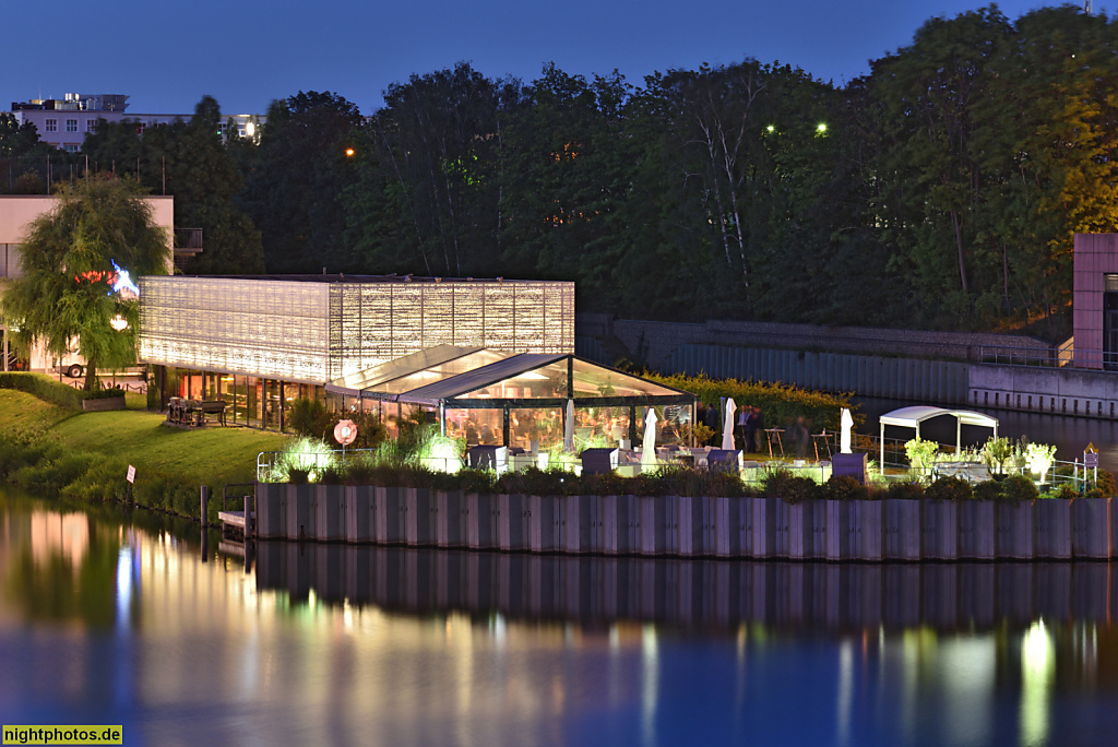 Berlin Tempelhofer Hafen. Hafenbecken mit Event Location Pier 13. Hafen erbaut 1901-1908 von Havestadt und Contag. Umbau 2007-2009 geplant von West 8 landscape architects bv