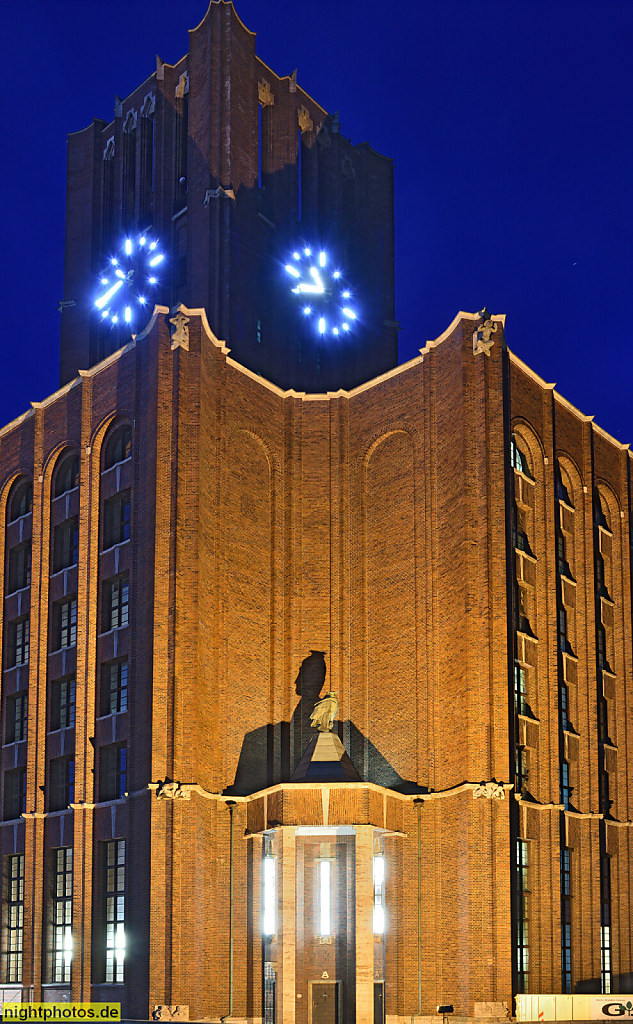 Berlin Tempelhof. Ullsteinhaus mit Ullstein-Eule in Bronze von Fritz Klimsch. Erbaut 1925-1927 von Eugen Schmohl als Verlagshaus mit Druckerei. Expressionismus mit Pfeilerfassade. Mariendorfer Damm 1-3