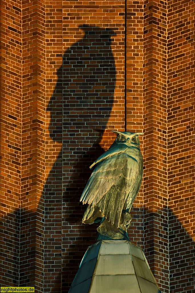 Berlin Tempelhof. Ullsteinhaus mit Ullstein-Eule in Bronze von Fritz Klimsch. Erbaut 1925-1927 von Eugen Schmohl als Verlagshaus mit Druckerei. Mariendorfer Damm 1-3