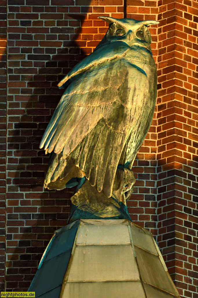 Berlin Tempelhof. Ullsteinhaus mit Ullstein-Eule in Bronze von Fritz Klimsch. Erbaut 1925-1927 von Eugen Schmohl als Verlagshaus mit Druckerei. Mariendorfer Damm 1-3