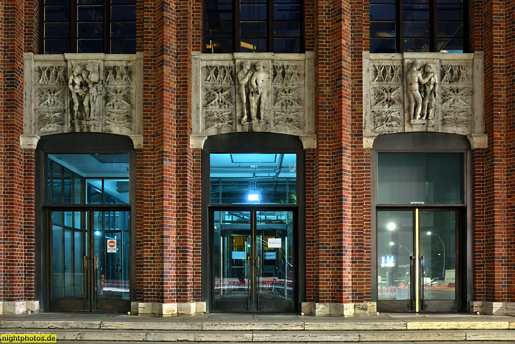 Berlin Tempelhof. Ullsteinhaus. Reliefs von Wilhelm Gerstel aus Travertin. Erbaut 1925-1927 von Eugen Schmohl als Verlagshaus mit Druckerei. Expressionismus mit Pfeilerfassade. Mariendorfer Damm 1-3