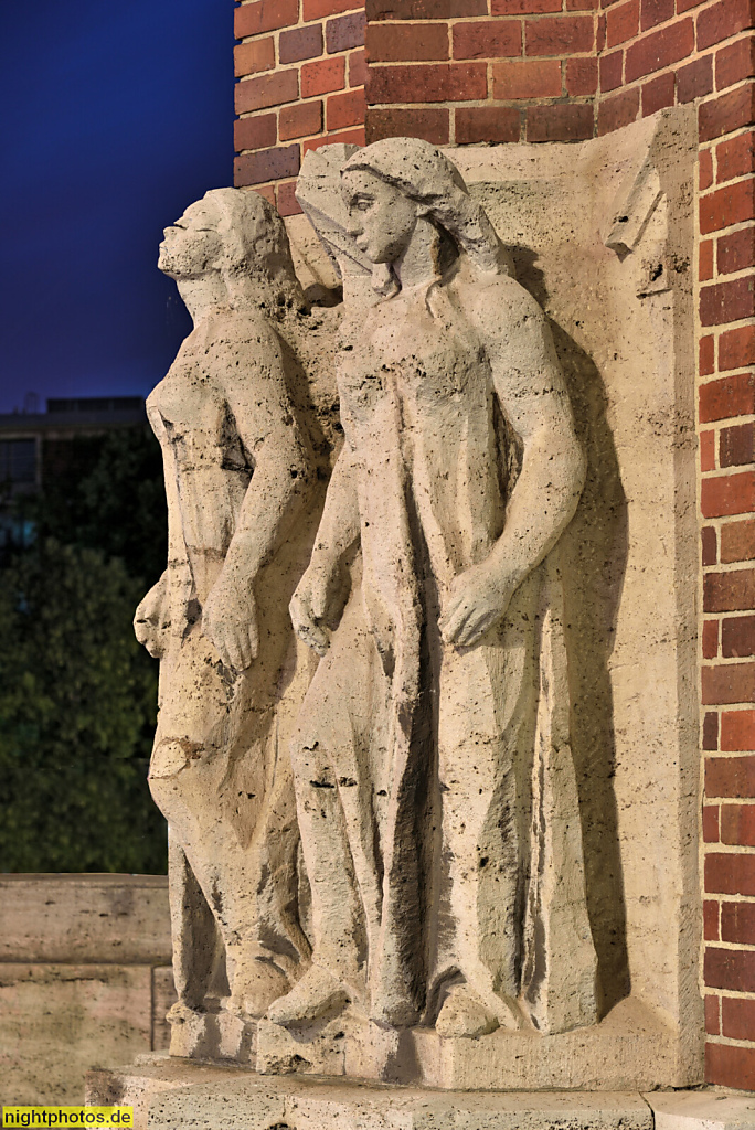 Berlin Tempelhof. Ullsteinhaus. Skulptur von Wilhelm Gerstel aus Travertin. Erbaut 1925-1927 von Eugen Schmohl als Verlagshaus mit Druckerei. Expressionismus mit Pfeilerfassade. Mariendorfer Damm 1-3