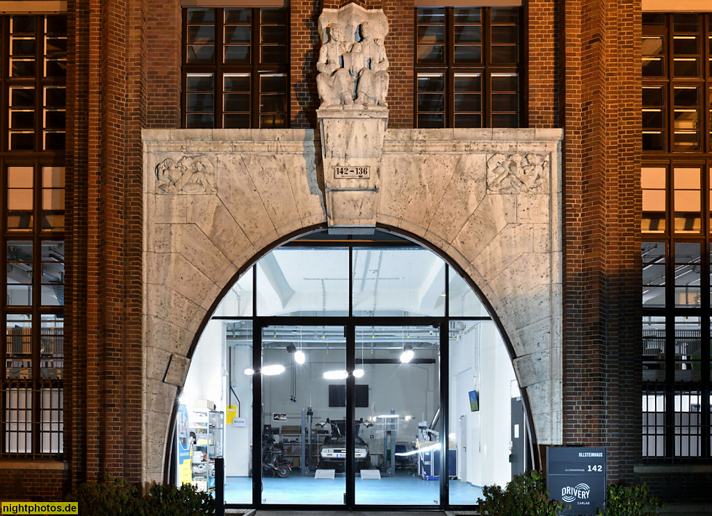 Berlin Tempelhof. Ullsteinhaus. Skulptur von Wilhelm Gerstel aus Travertin. Erbaut 1925-1927 von Eugen Schmohl als Verlagshaus mit Druckerei. Expressionismus mit Pfeilerfassade. Ullsteinstrasse 136-142