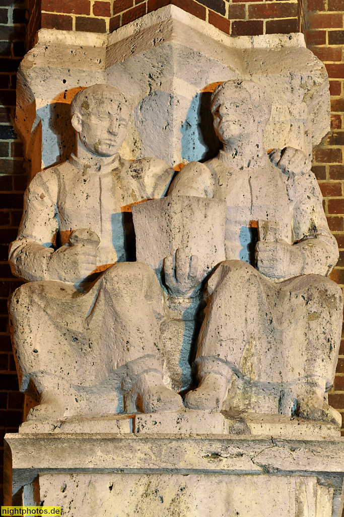 Berlin Tempelhof. Ullsteinhaus. Skulptur von Wilhelm Gerstel aus Travertin. Erbaut 1925-1927 von Eugen Schmohl als Verlagshaus mit Druckerei. Expressionismus mit Pfeilerfassade. Ullsteinstrasse 136-142