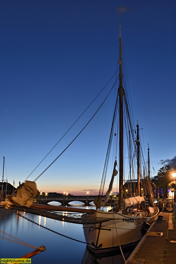 Neustadt in Holstein. Segelschiffe an der Neustädter Bucht am Unteren Jungfernstieg. Segler 'Pirola'. Hinten Neustädter Brücke über Binnenwasser