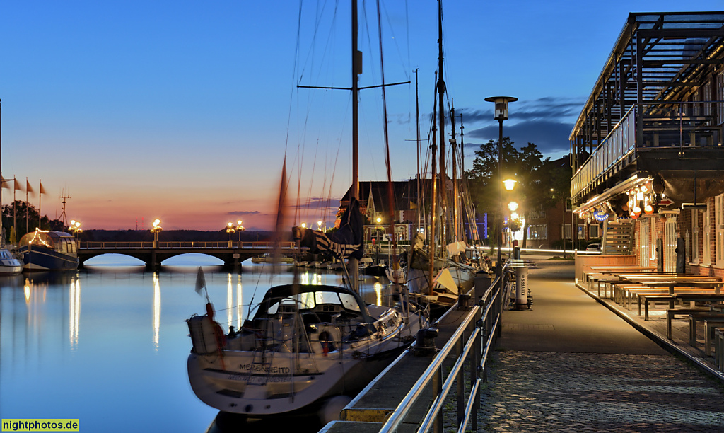 Neustadt in Holstein. Segelschiffe an der Neustädter Bucht am Unteren Jungfernstieg neben Klüvers Brauhaus. Segler 'Merenneito'. Hinten Neustädter Brücke über Binnenwasser. Schiffbrücke 2-4